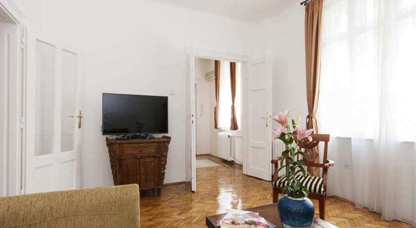 online rezervacije Basco Republic Square Apartment